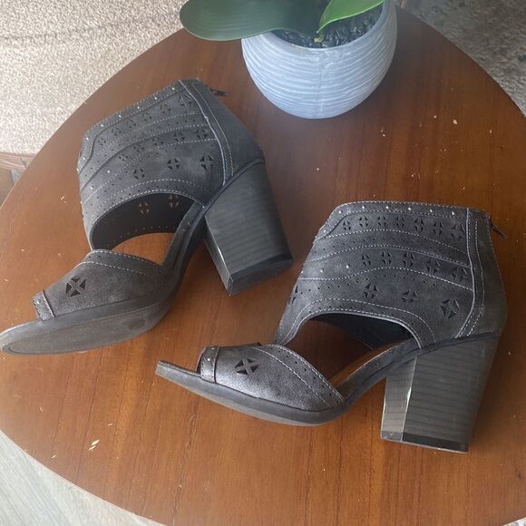 Maurices Women’s Gray Metallic Perforated Block Heel Sandals Size 9 - Picture 5 of 13